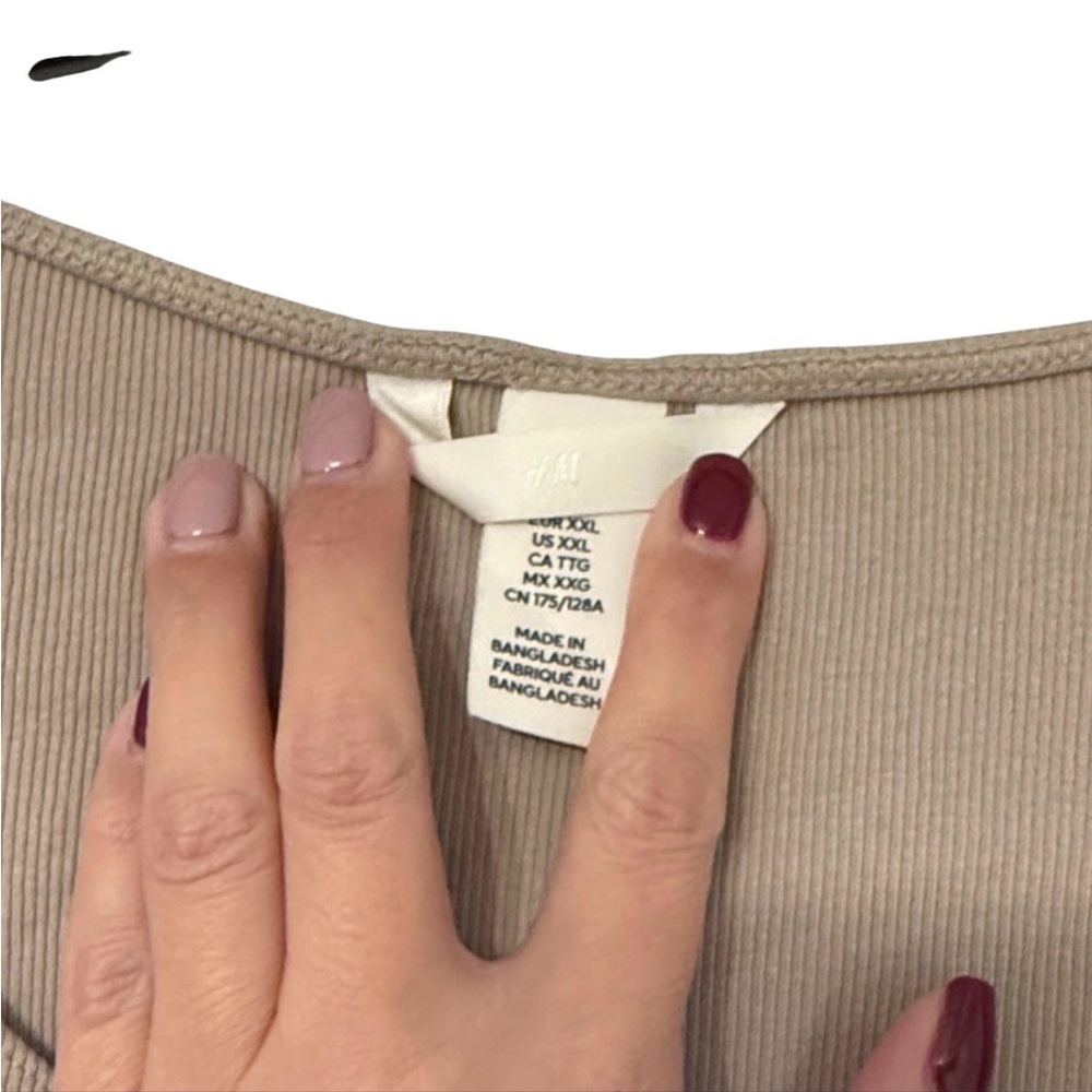 H&M Ribbed Button-Front Scoop Neck Top – XXL - Picture 5 of 6